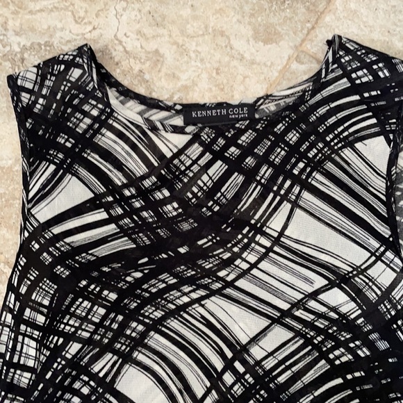 Kenneth Cole sheer top woman’s small
Sleeveless wave pattern black/white cami - Picture 2 of 9